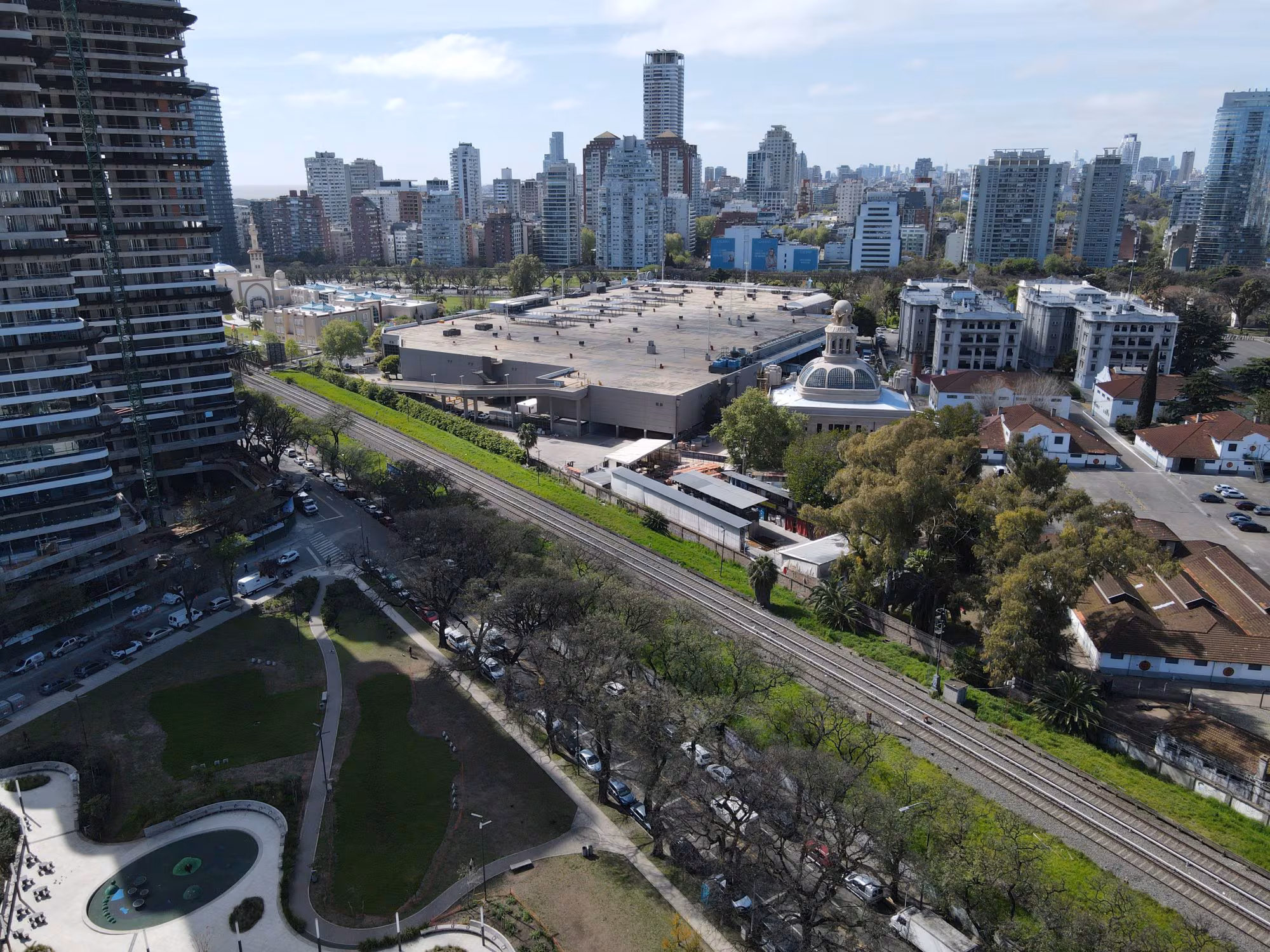 Terreno ferroviario largo y angosto sobre Avenida del Libertador en Palermo