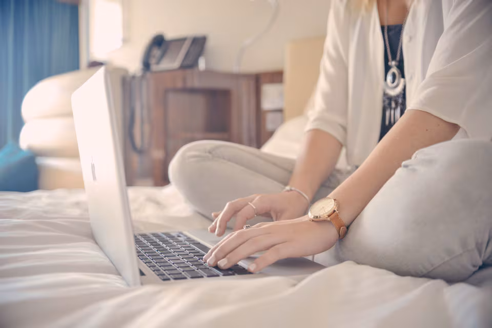 Persona comprando online con tarjeta de crédito frente a una laptop