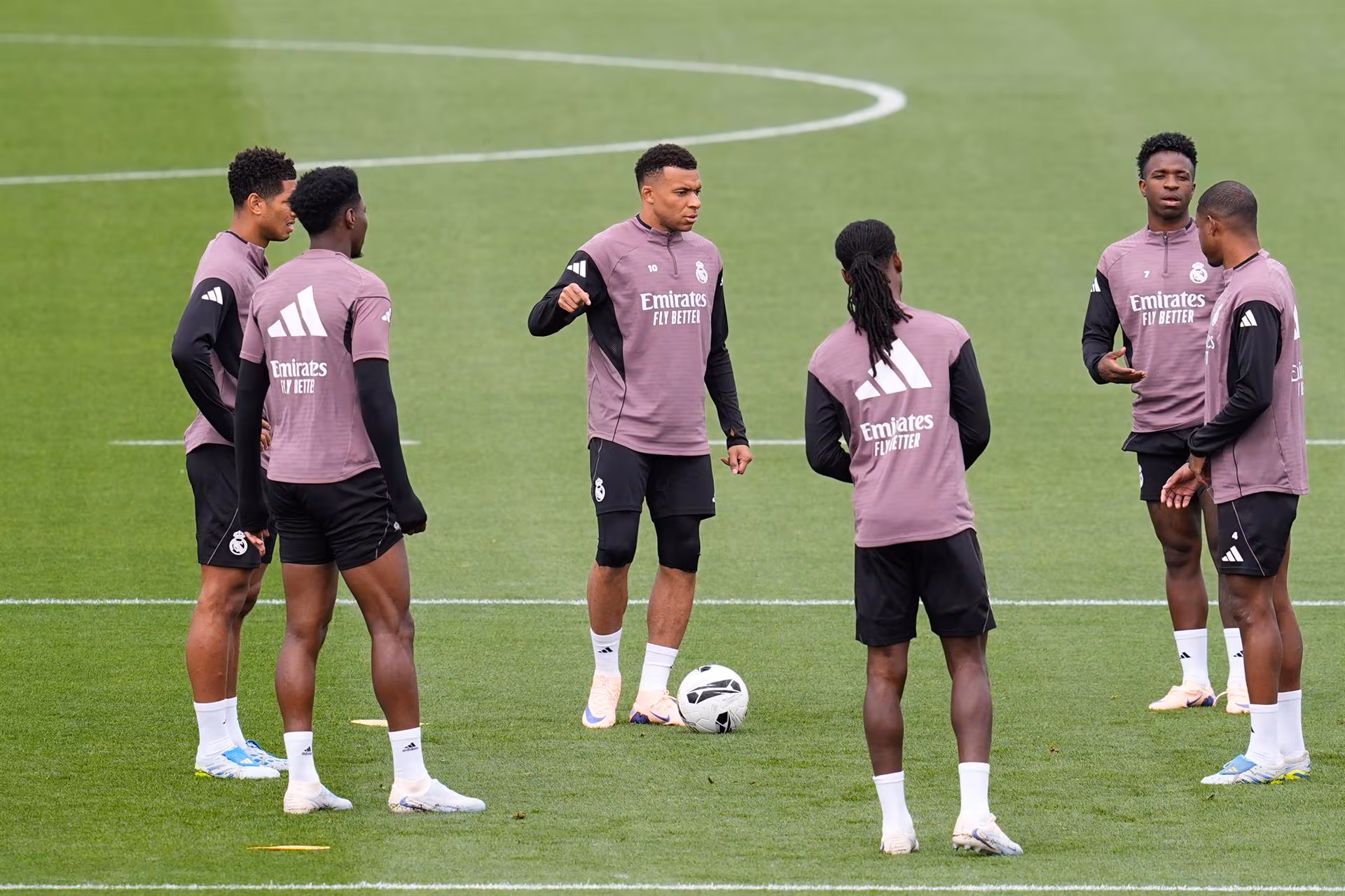 Kylian Mbappé lesionado durante un entrenamiento del Real Madrid