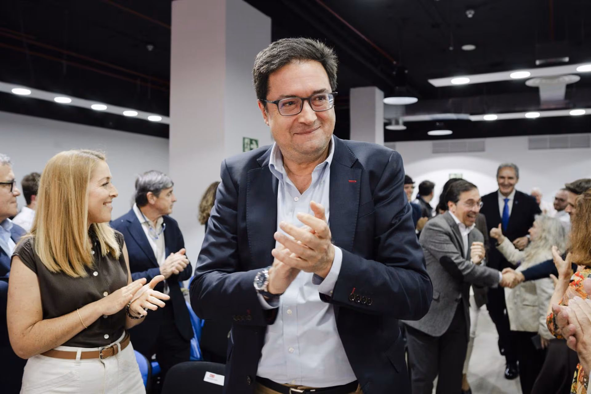 Óscar López habla en un atril con el logo del PSOE de fondo