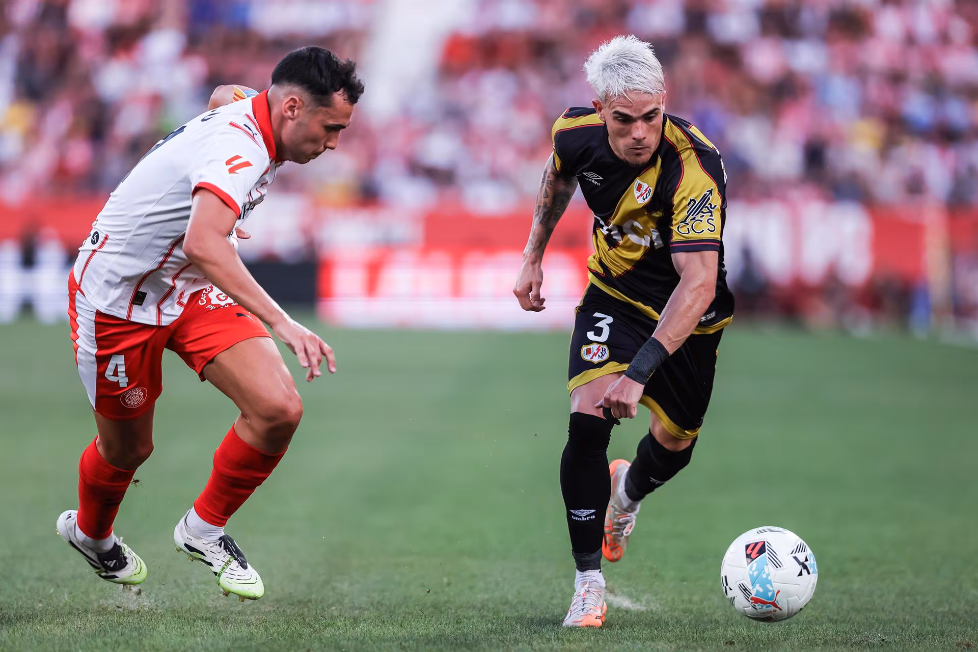 Estadio de Vallecas con jugadores del Rayo Vallecano y Girona en el campo