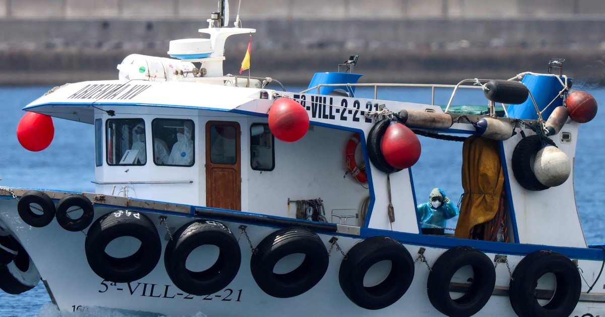 Crucero atracado en puerto de Canarias con personal sanitario en cubierta
