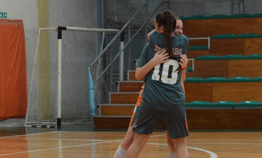 Camila Briniuk con la camiseta de futsal de la UNLaM