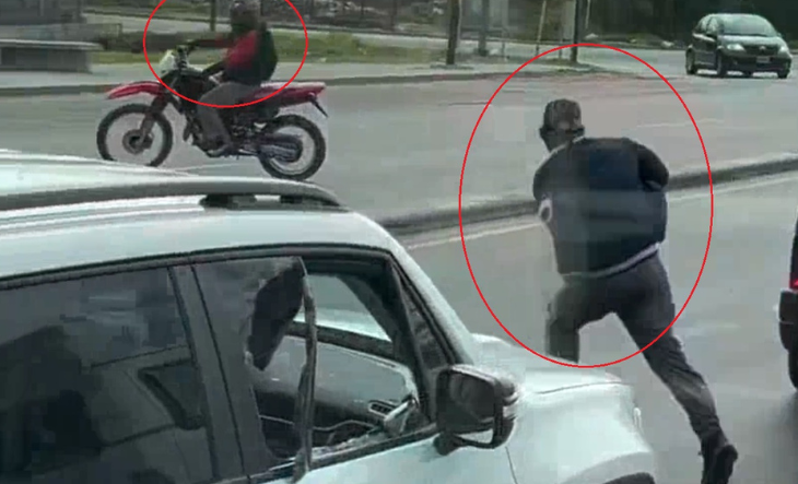 Vidrio roto de una camioneta Jeep Renegade tras un asalto en la Ruta 21