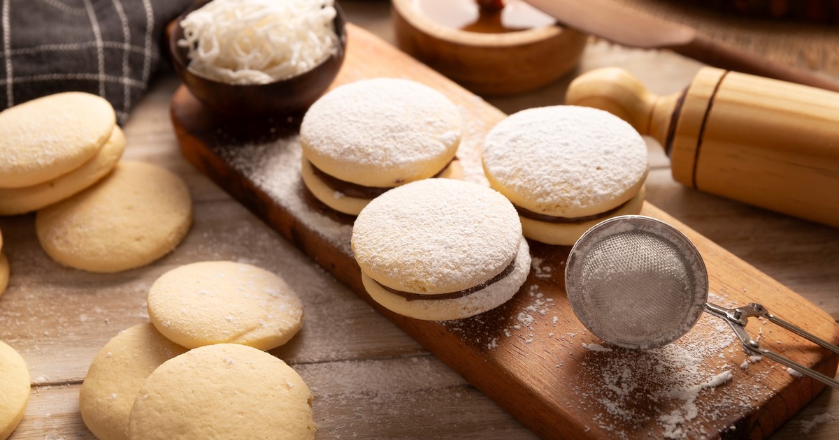 Personas degustando alfajores en un evento al aire libre