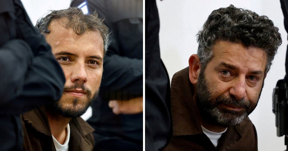 Activistas de la flotilla Global Sumud siendo escoltados por autoridades israelíes