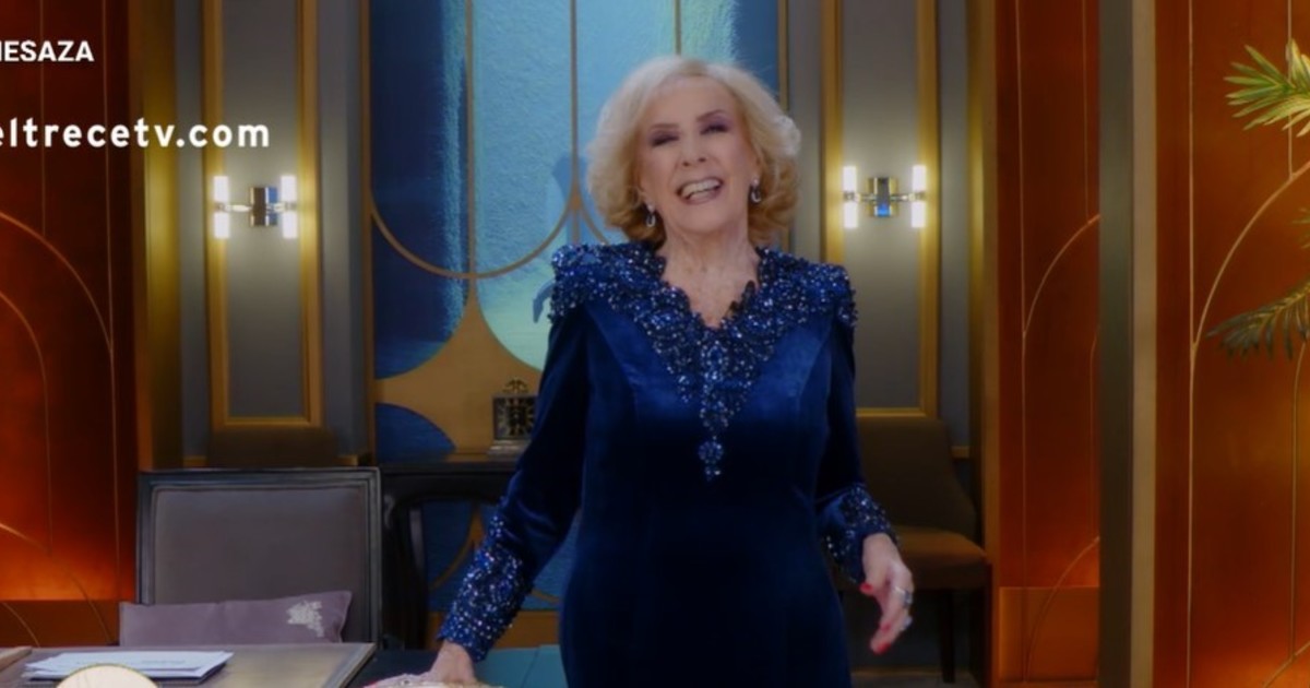 Mirtha Legrand sonriente en su programa de televisión