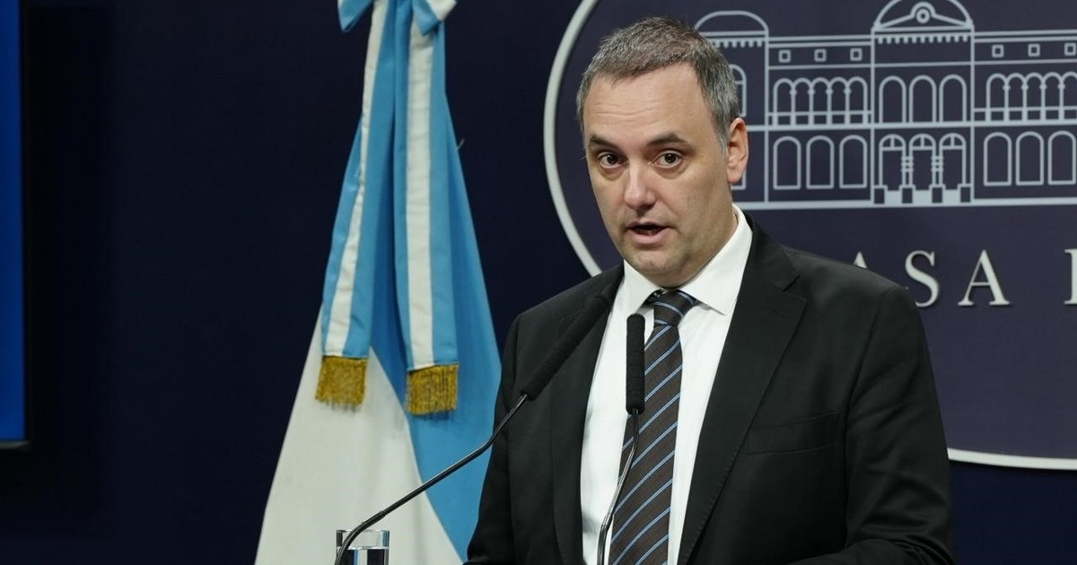 Reunión de Gabinete con funcionarios sentados alrededor de una mesa
