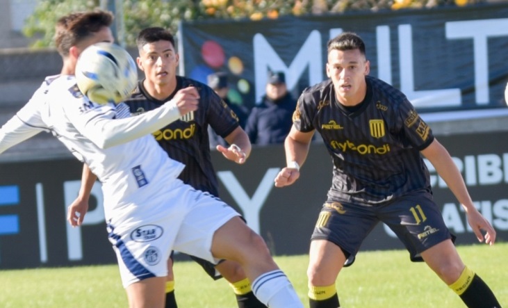 Jugadores de Almirante Brown en el campo de juego