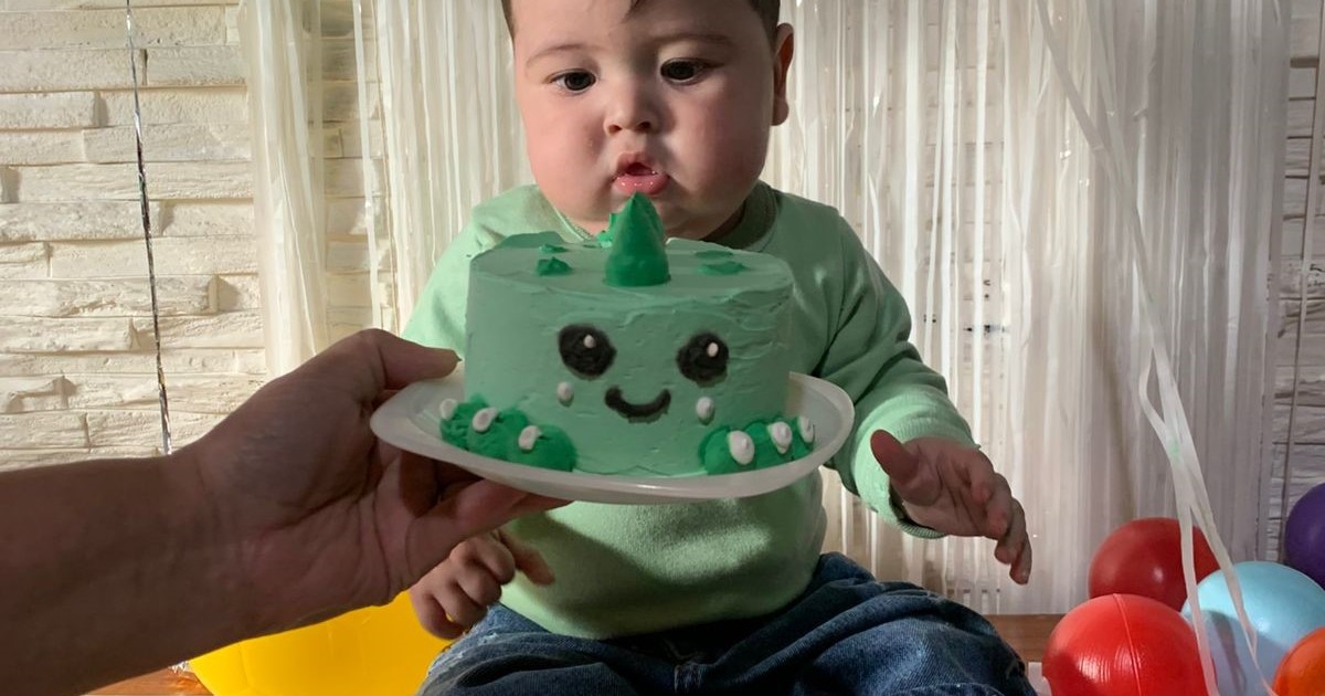 Bebé Giovanni sonriendo en brazos de su madre