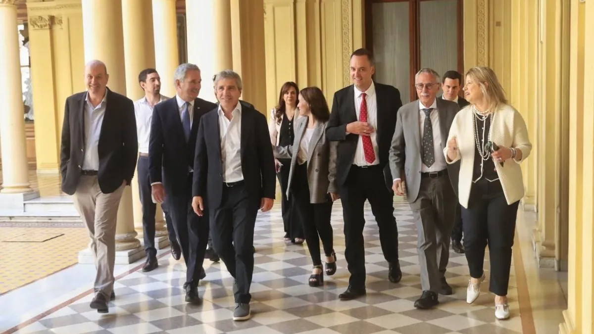 Manuel Adorni y Javier Milei en una reunión de ministros