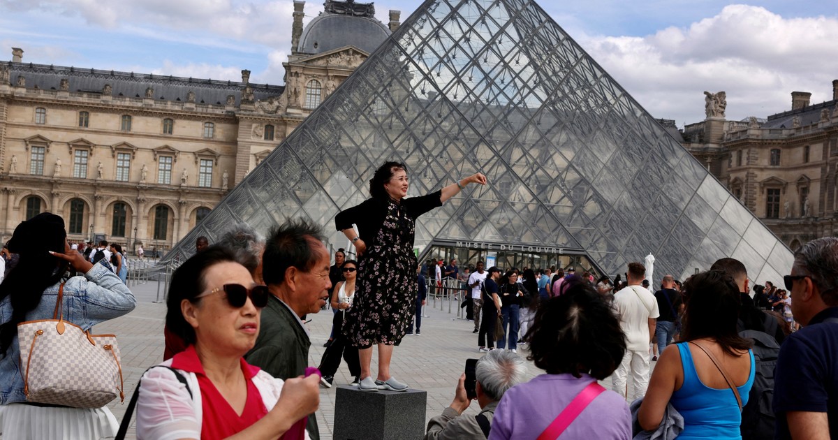 Calles de París con basura acumulada y mobiliario urbano deteriorado