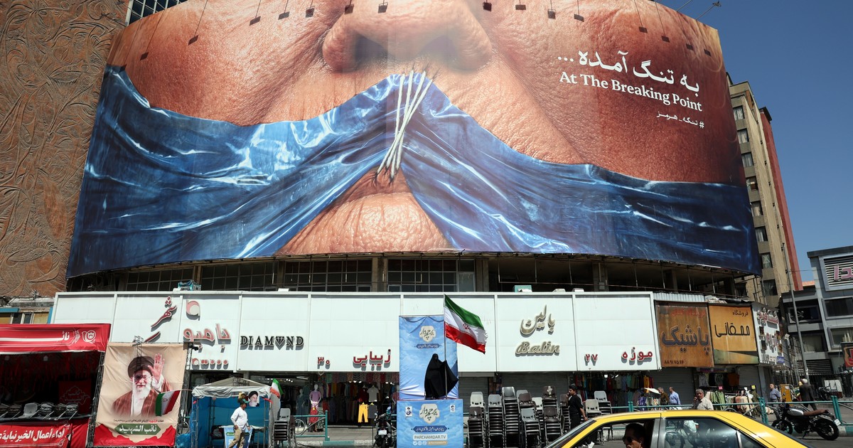Bandera de Irán ondeando frente a un edificio gubernamental
