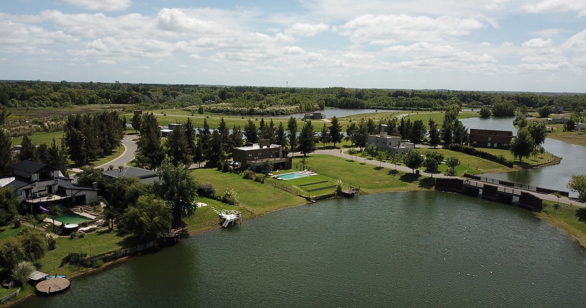 Vista aérea de un country náutico con lagunas y amarras en Escobar