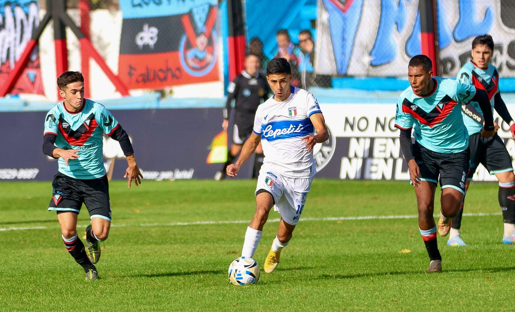 Estadio Lorenzo Arandilla durante el partido entre Brown de Adrogué y Sportivo Italiano