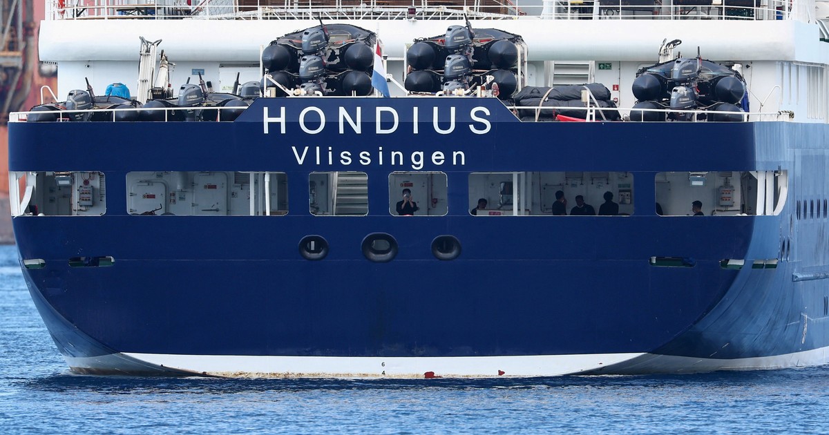 Crucero MV Hondius en el mar con icebergs de fondo