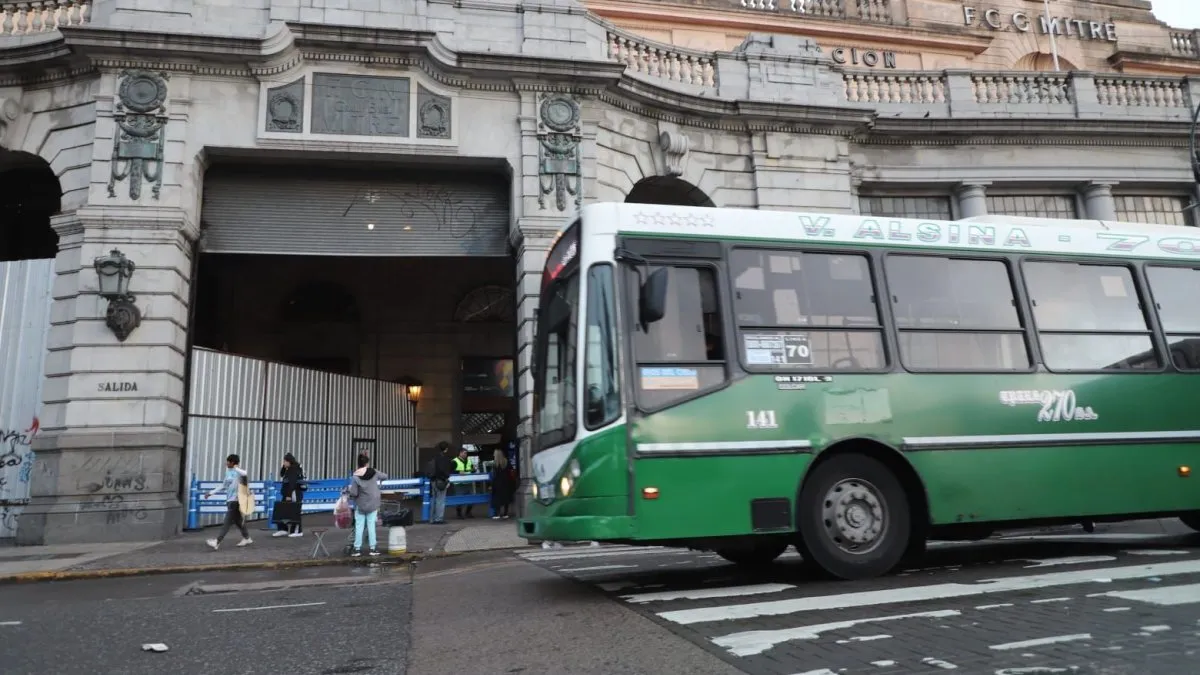 Colectivo y tren en la Ciudad de Buenos Aires