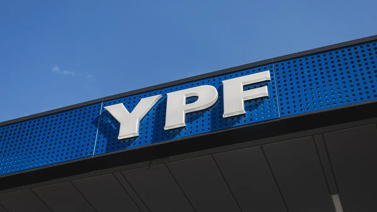 Surtidor de YPF con precios de combustibles visibles