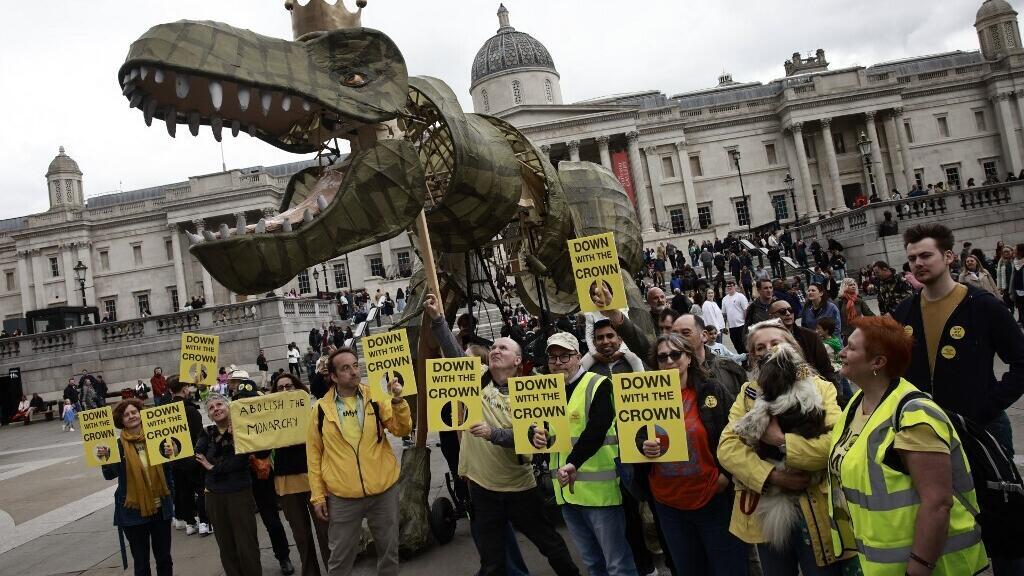 Manifestantes antimonárquicos en Londres con carteles contra la monarquía