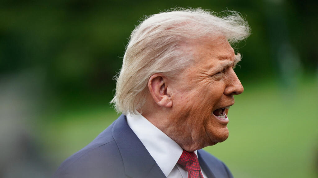 Donald Trump habla en una conferencia de prensa