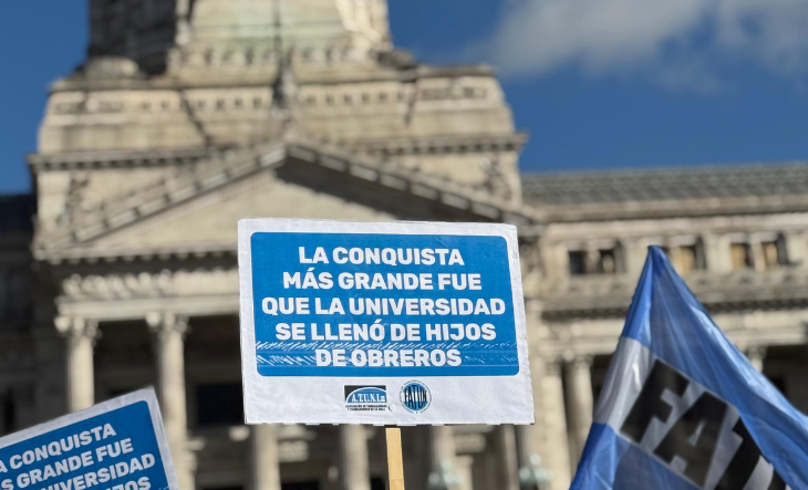Manifestantes con carteles en una marcha universitaria frente al Congreso