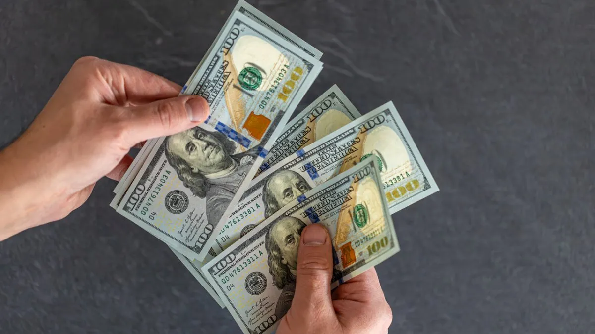 billetes de dólar y pesos argentinos sobre una mesa