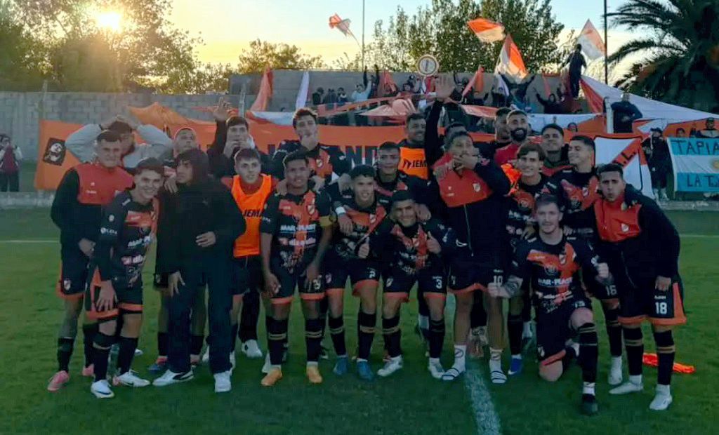 Jugadores de Lugano celebrando un gol en el partido ante Puerto Nuevo