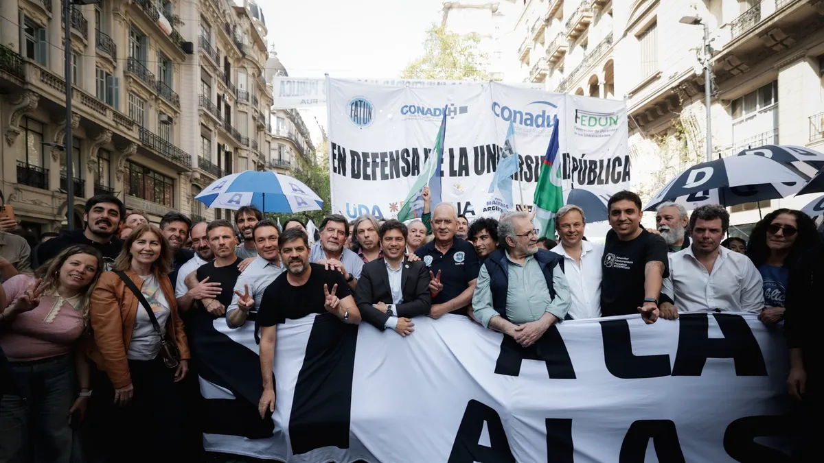 Manifestantes con carteles en una marcha universitaria frente al Congreso