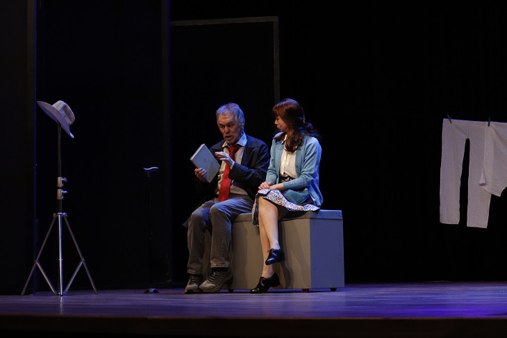Escena de la obra Por el placer de volver a verla con Miguel Ángel Solá y Mercedes Funes en el Teatro Universidad