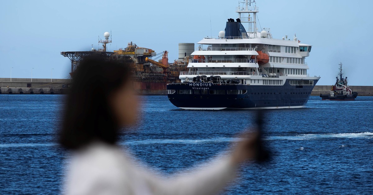 Crucero MV Hondius atracado en puerto
