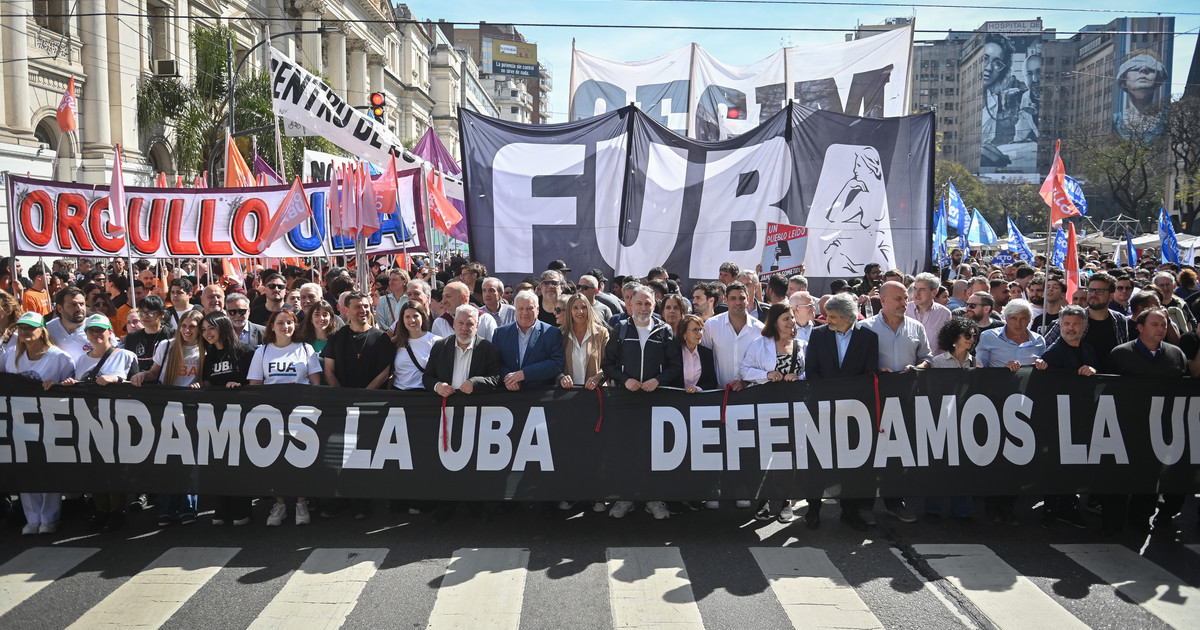 Manifestantes con carteles en una marcha universitaria frente al Congreso