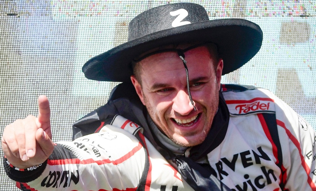 Mariano Werner festeja en el podio del autódromo de Termas de Río Hondo