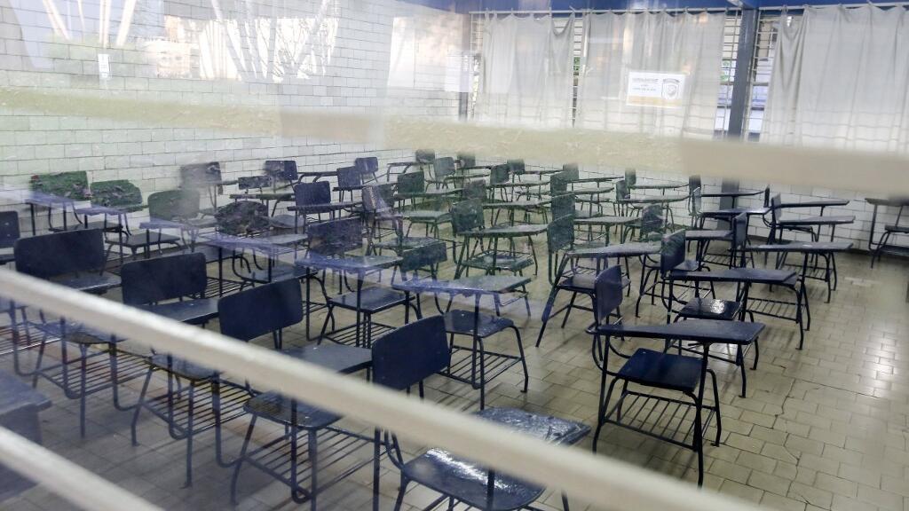 Estudiantes en un aula mexicana durante una clase