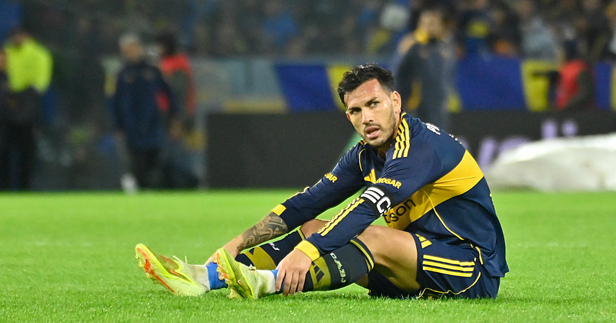 Jugadores de Boca Juniors cabizbajos tras una derrota en la Bombonera