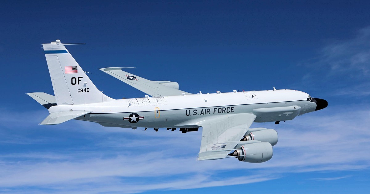 Avión de reconocimiento militar estadounidense sobrevolando el mar