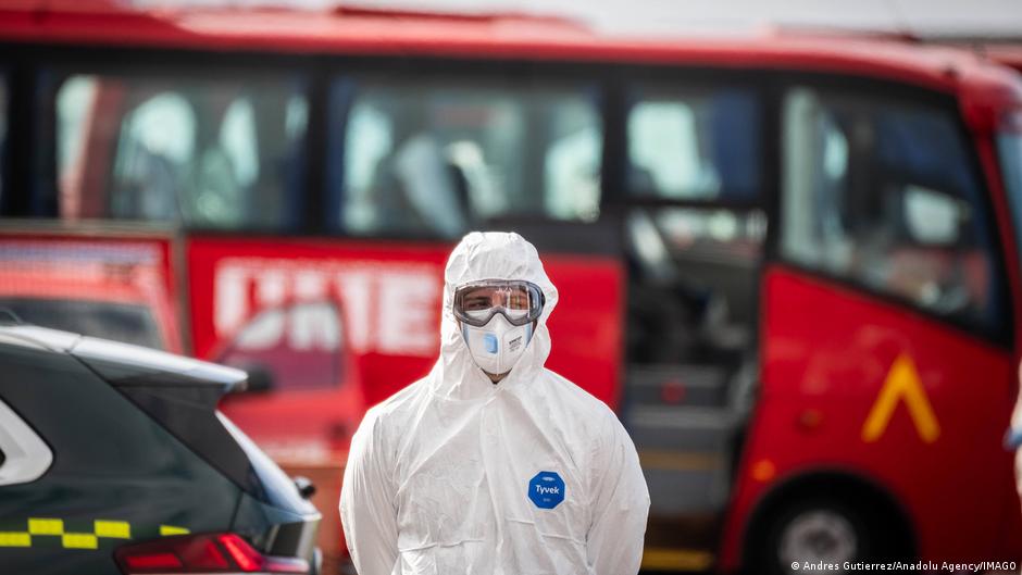 Crucero atracado en puerto con personal sanitario en cubierta