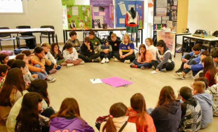 Niños y adolescentes presentando proyectos en el programa Decisión Niñez 2026
