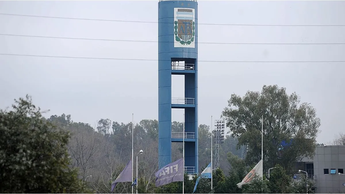 Fachada de un tribunal con la bandera argentina