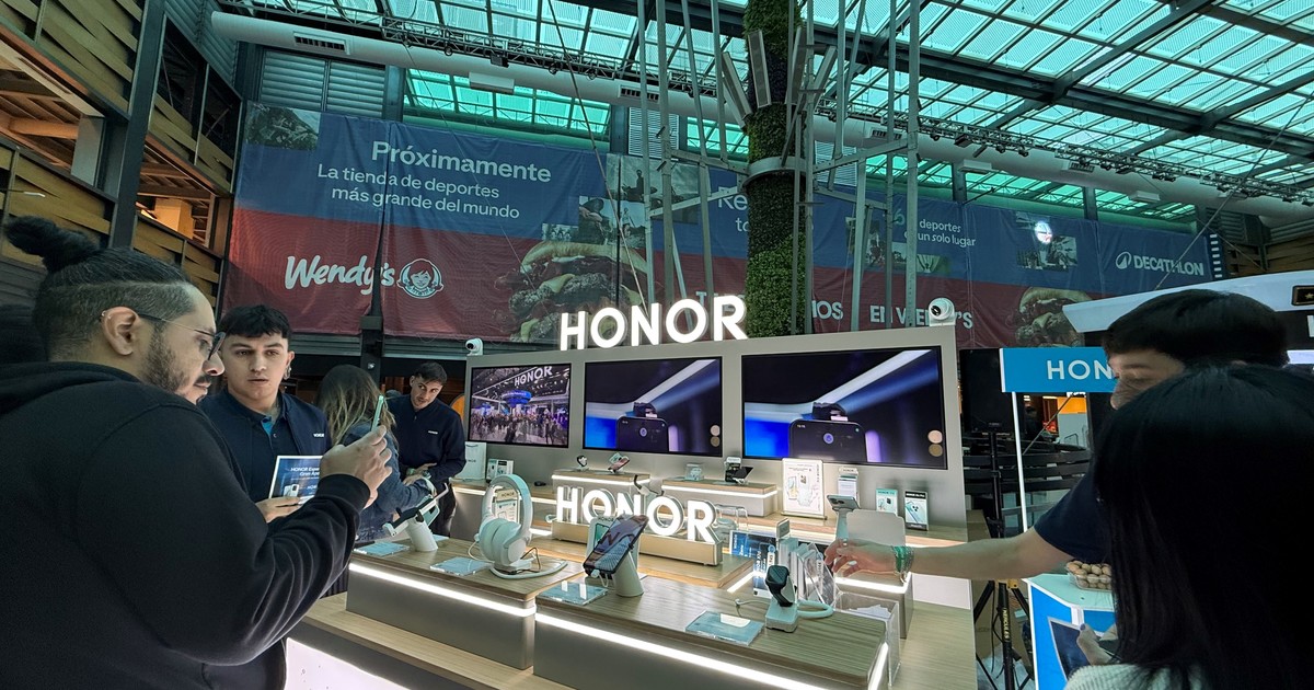Interior de la tienda HONOR Experience Zone en el Abasto Shopping