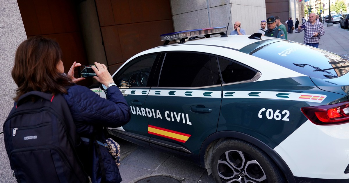 Policías ingresan a una vivienda deteriorada durante un operativo de rescate