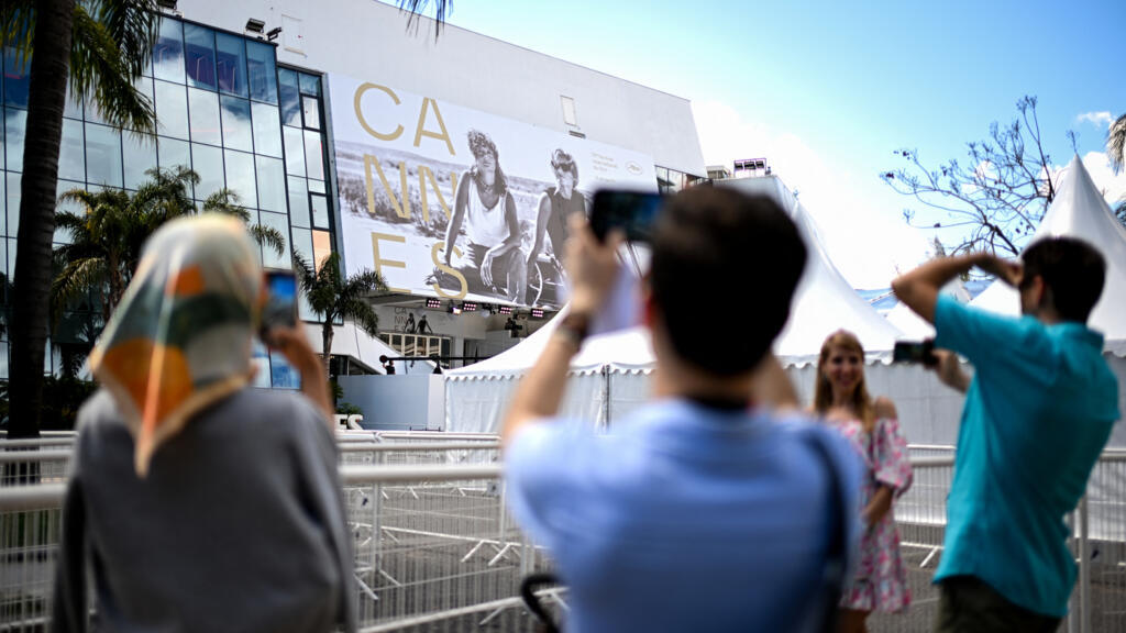 Alfombra roja del Festival de Cannes con el Palacio de los Festivales de fondo