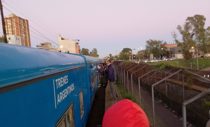 Tren del Belgrano Sur en una estación del conurbano bonaerense