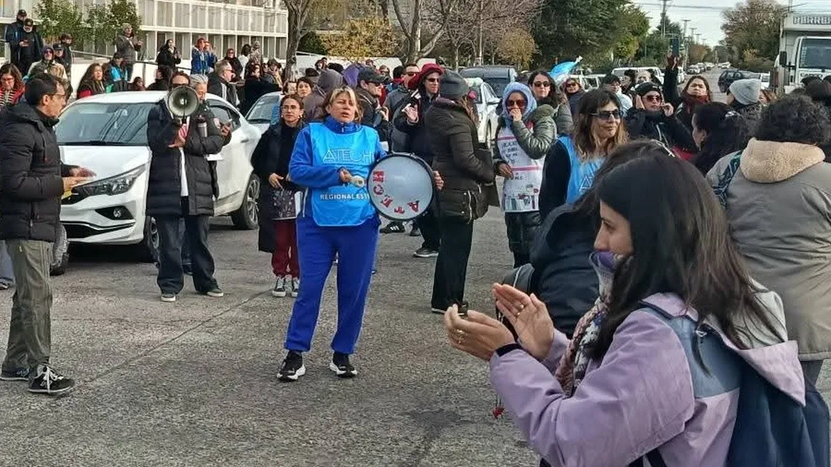Docentes con carteles en una protesta frente a una escuela