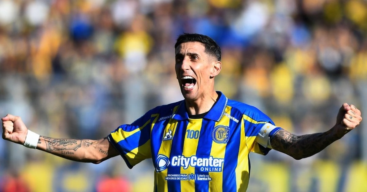Balón de fútbol sobre un campo de juego con inteligencia artificial de fondo