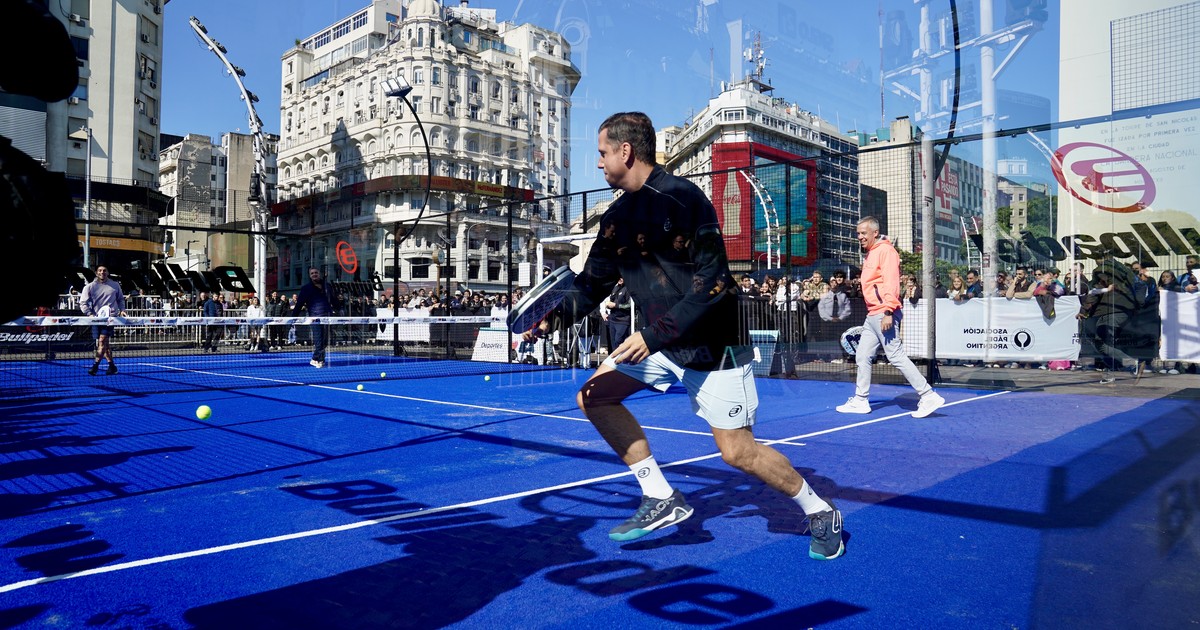 Cancha de pádel instalada en la base del Obelisco porteño con jugadores y público alrededor