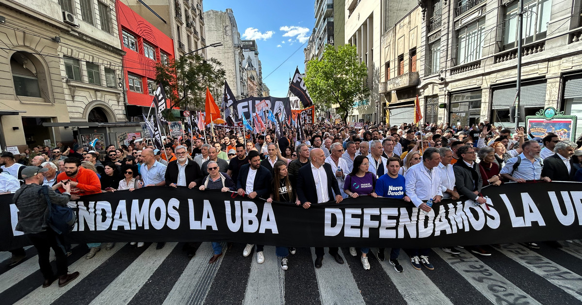 Manifestantes con carteles en la Marcha Federal Universitaria