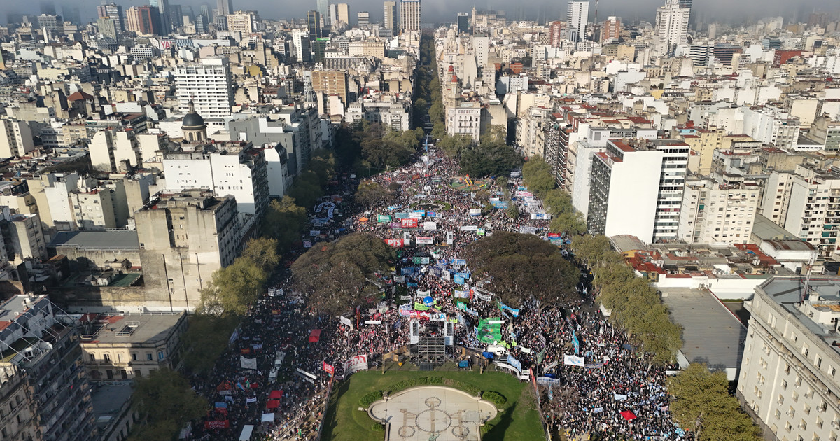 Multitud en Plaza de Mayo durante marcha universitaria con carteles