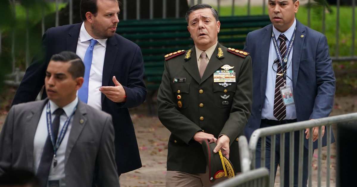 Soldados en formación militar en un cuartel