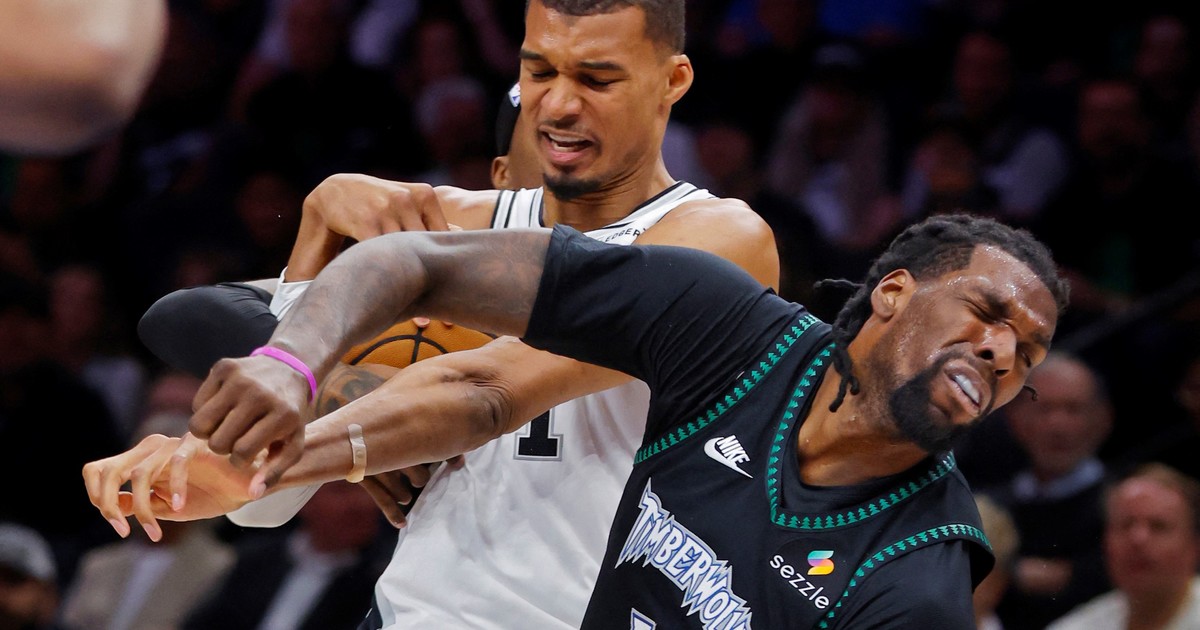 Víctor Wembanyama es expulsado tras codazo a Naz Reid en partido de playoffs NBA