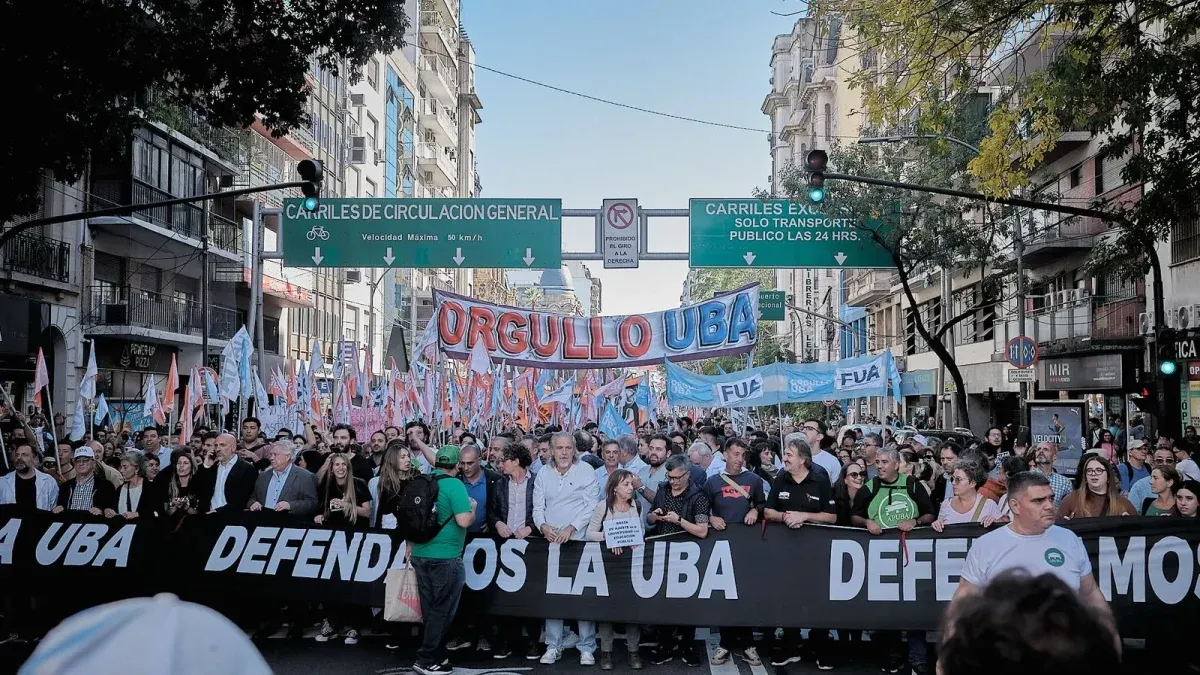 Manifestantes con carteles en una marcha universitaria